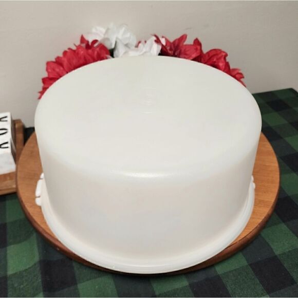 Tupperware Covered cake carrier - Picture 1 of 9